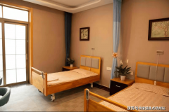 <b>86岁的李奶奶正戴着智妙手环正在康复步锦</b>